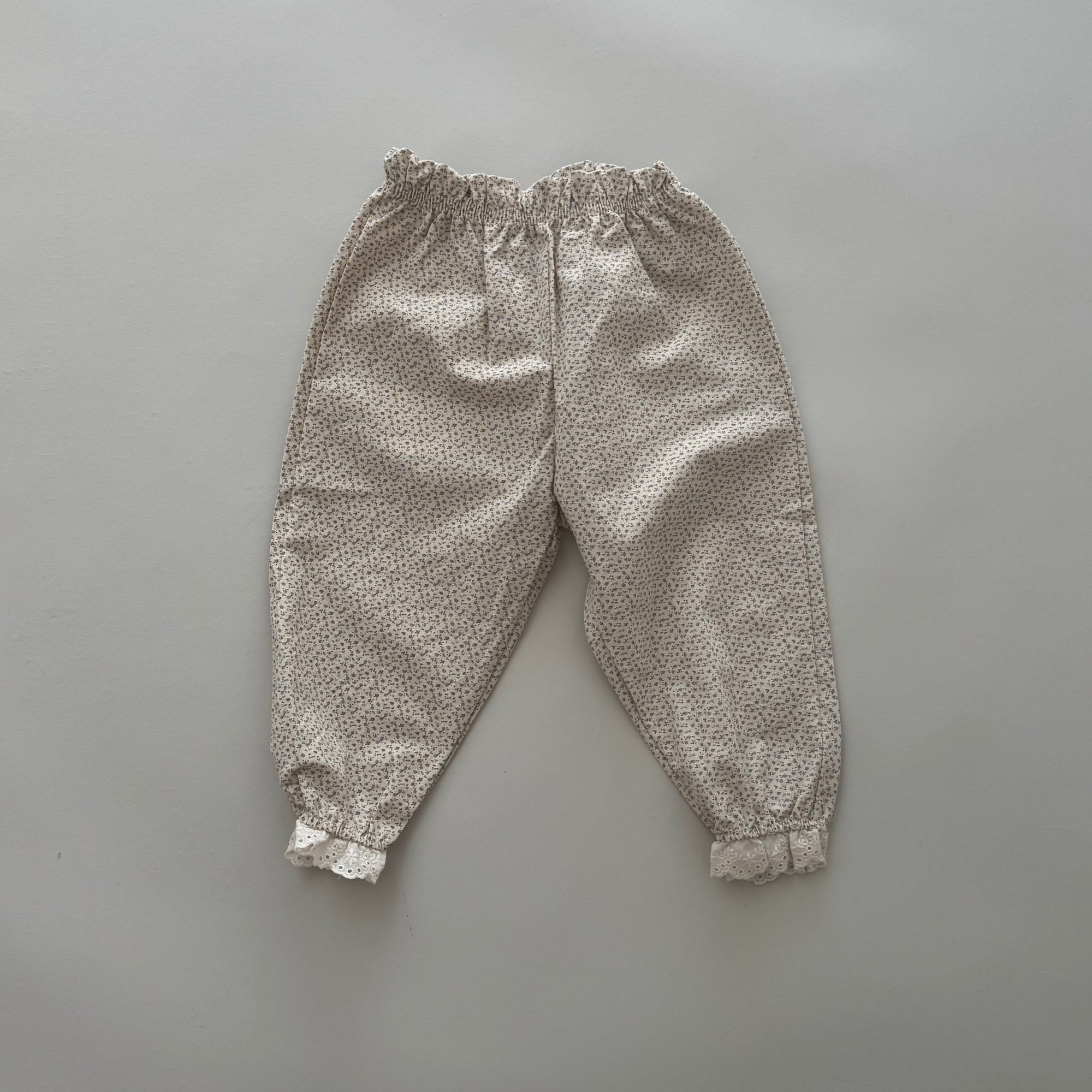 Molly Lace Pants – Verspielt, bequem & einzigartig