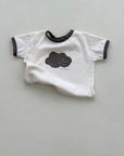 Cloudy Baby Tee – Weiches Print-Shirt für kleine Wolkenfans