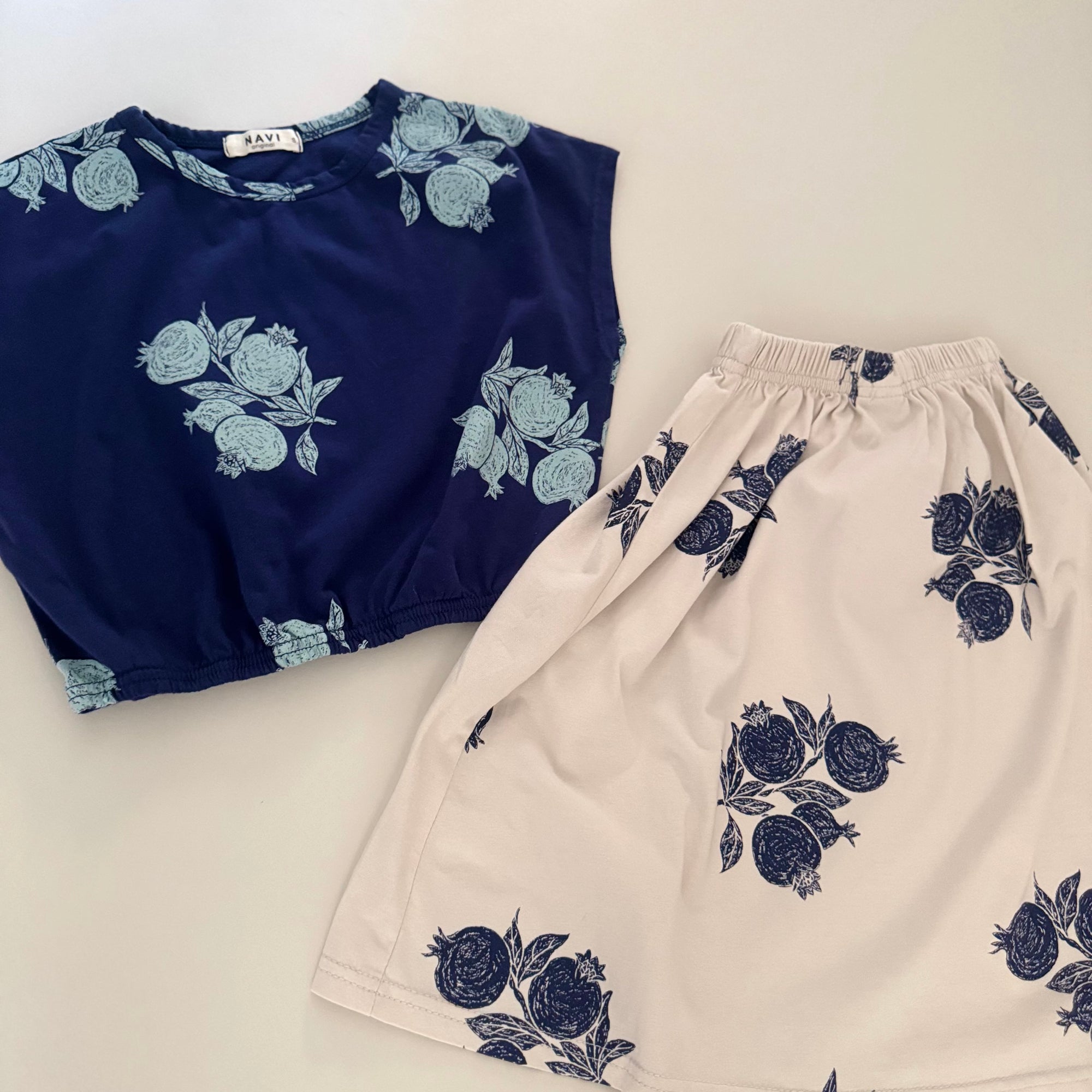 Pomegranate Tee – Loose-fitting T-shirt with floral print