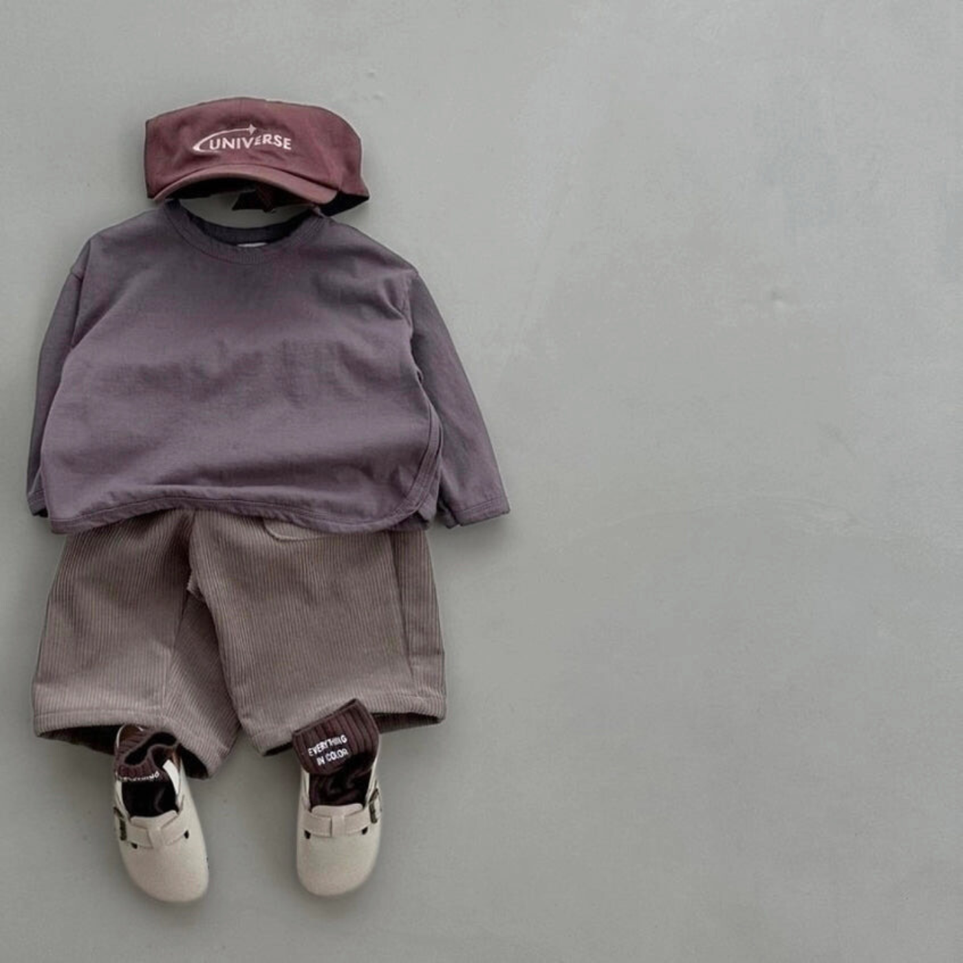 Braunes Boxy-Longsleeve mit passender Hose und Cap – entspannter Look.
