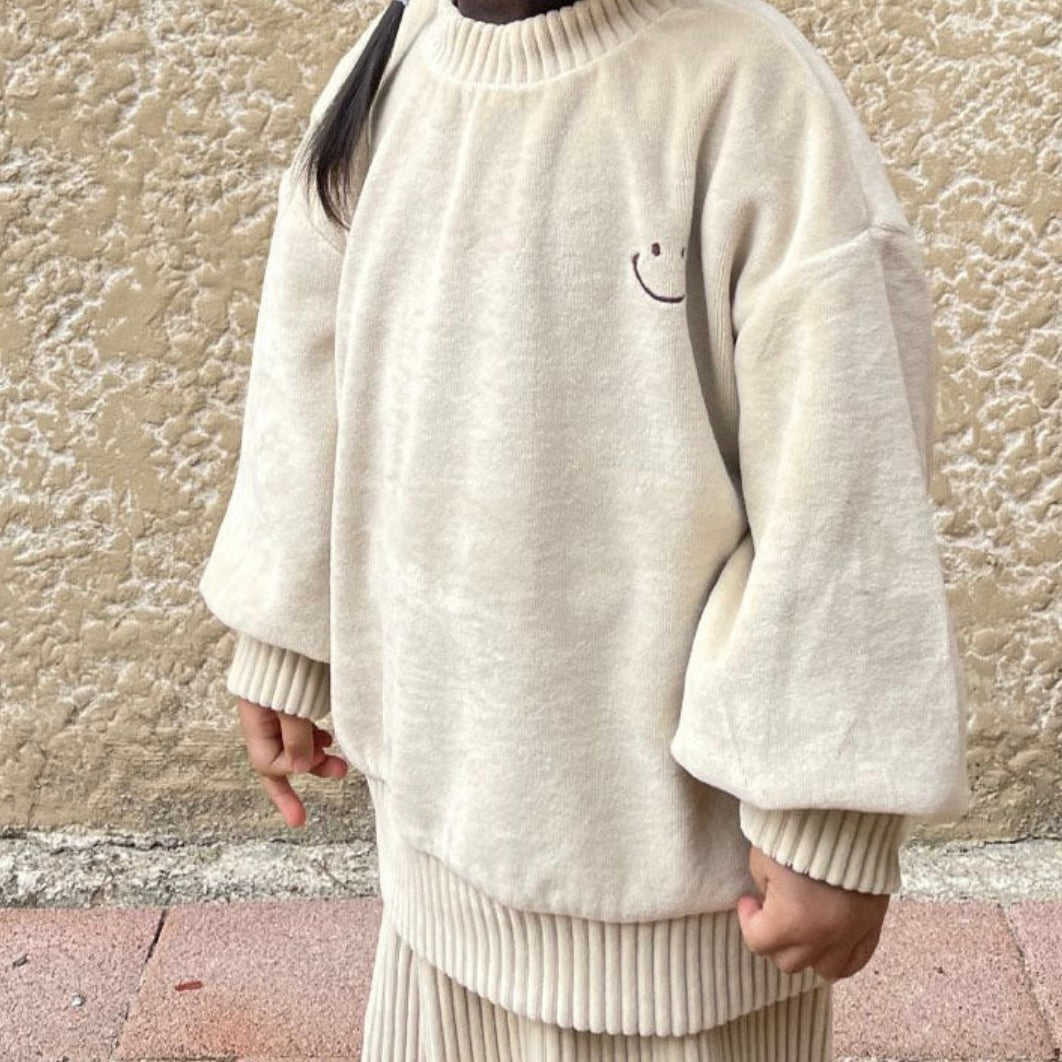 Veloure Smiley Sweater – Kuschelkomfort trifft lässigen Style