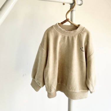 Veloure Smiley Sweater – Kuschelkomfort trifft lässigen Style