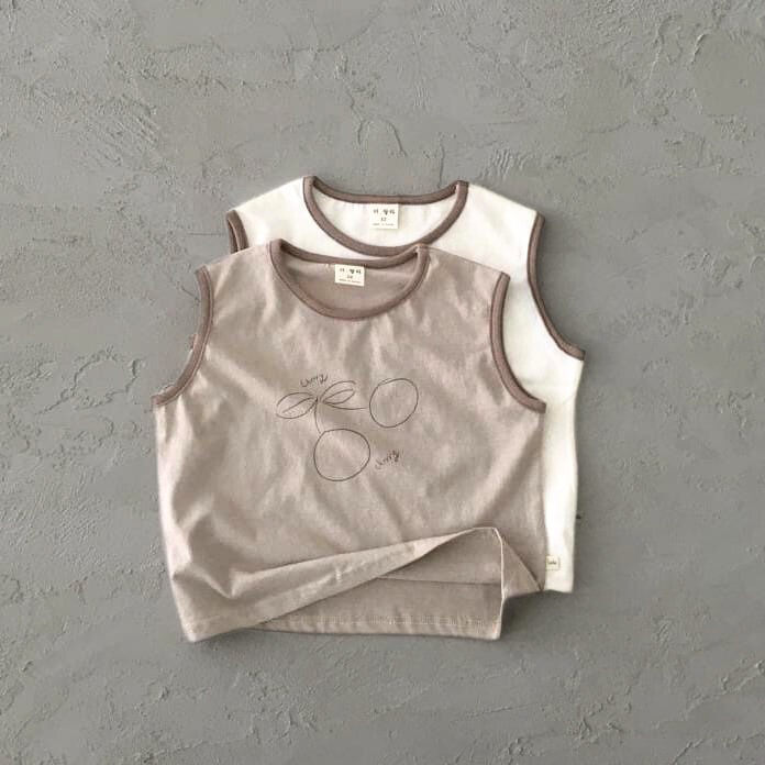 Cherry Tee – Verspieltes Tanktop mit süßem Kirschen-Print