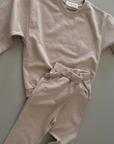 Nahaufnahme des beigen Sweat Sets – Weicher Baumwollstoff mit feiner Struktur.