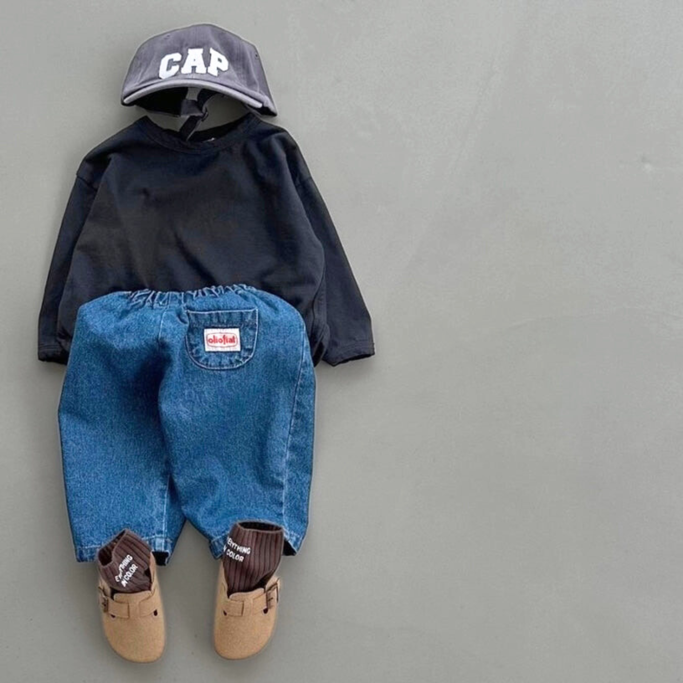 Boxy-Longsleeve kombiniert mit Denim-Hose und grauer Cap.