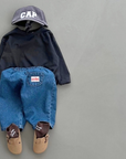 Boxy-Longsleeve kombiniert mit Denim-Hose und grauer Cap.