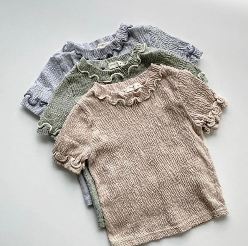 Wavy Rib Shirt – Geripptes T-Shirt mit feinem Kräuselsaum