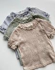 Wavy Rib Shirt – Geripptes T-Shirt mit feinem Kräuselsaum