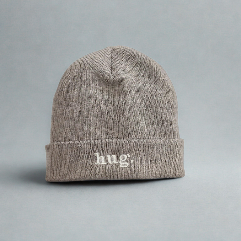 Hug Beanie – Feine Strickmütze mit Stickerei