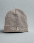 Hug Beanie – Feine Strickmütze mit Stickerei