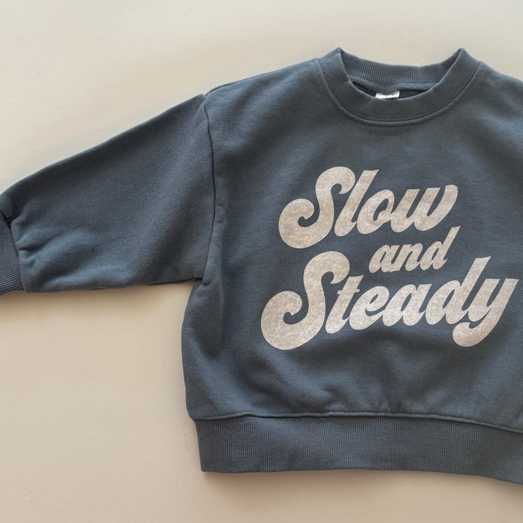 Slow & Steady Sweatshirt – Entspannter Look mit Message