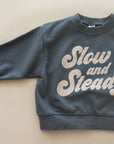Slow & Steady Sweatshirt – Entspannter Look mit Message