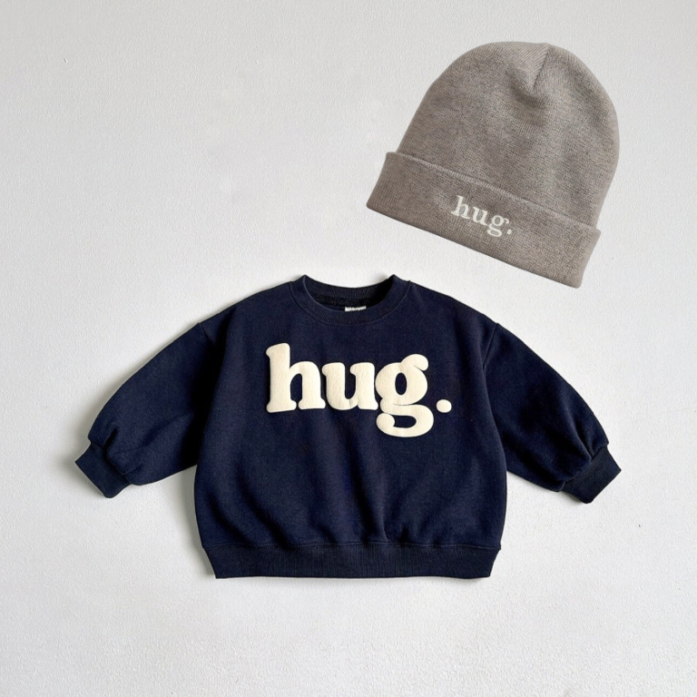 Hug Beanie – Feine Strickmütze mit Stickerei