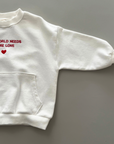 Weißes Sweatshirt mit roter Stickerei – lockerer Schnitt, weicher Stoff.