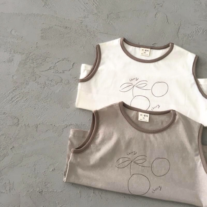 Cherry Tee – Verspieltes Tanktop mit süßem Kirschen-Print