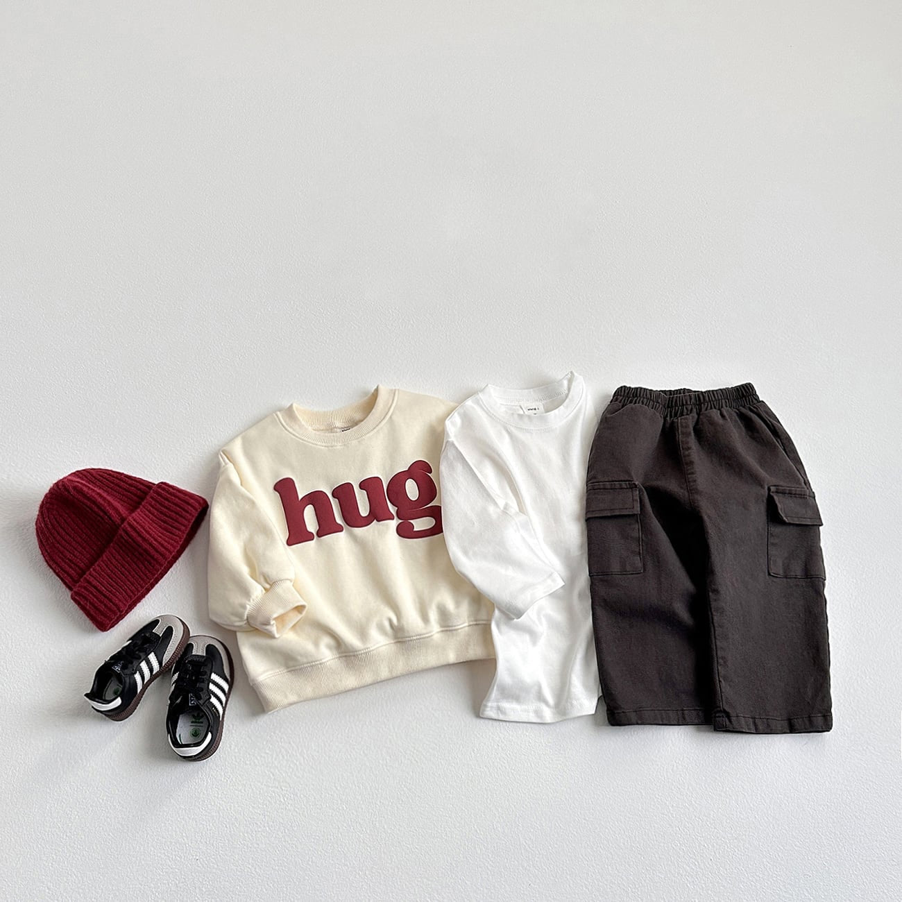 Hug Embossed Sweatshirt – Statement-Piece mit fühlbarem Print