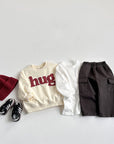 Hug Embossed Sweatshirt – Statement-Piece mit fühlbarem Print