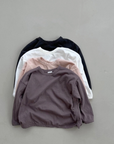 Nahaufnahme des Stoffes der Longsleeves mit Boxy-Schnitt – weicher Baumwollstoff.