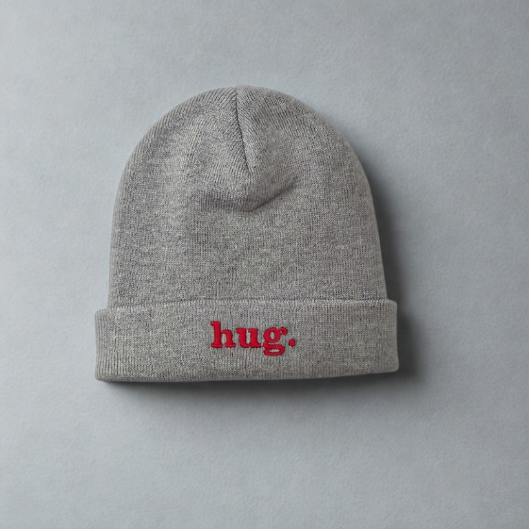 Hug Beanie – Feine Strickmütze mit Stickerei