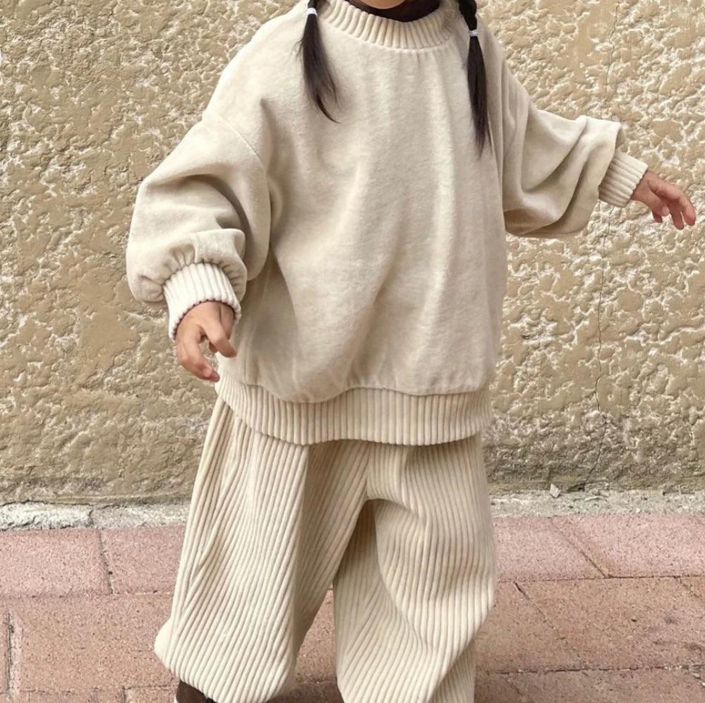 Veloure Smiley Sweater – Kuschelkomfort trifft lässigen Style