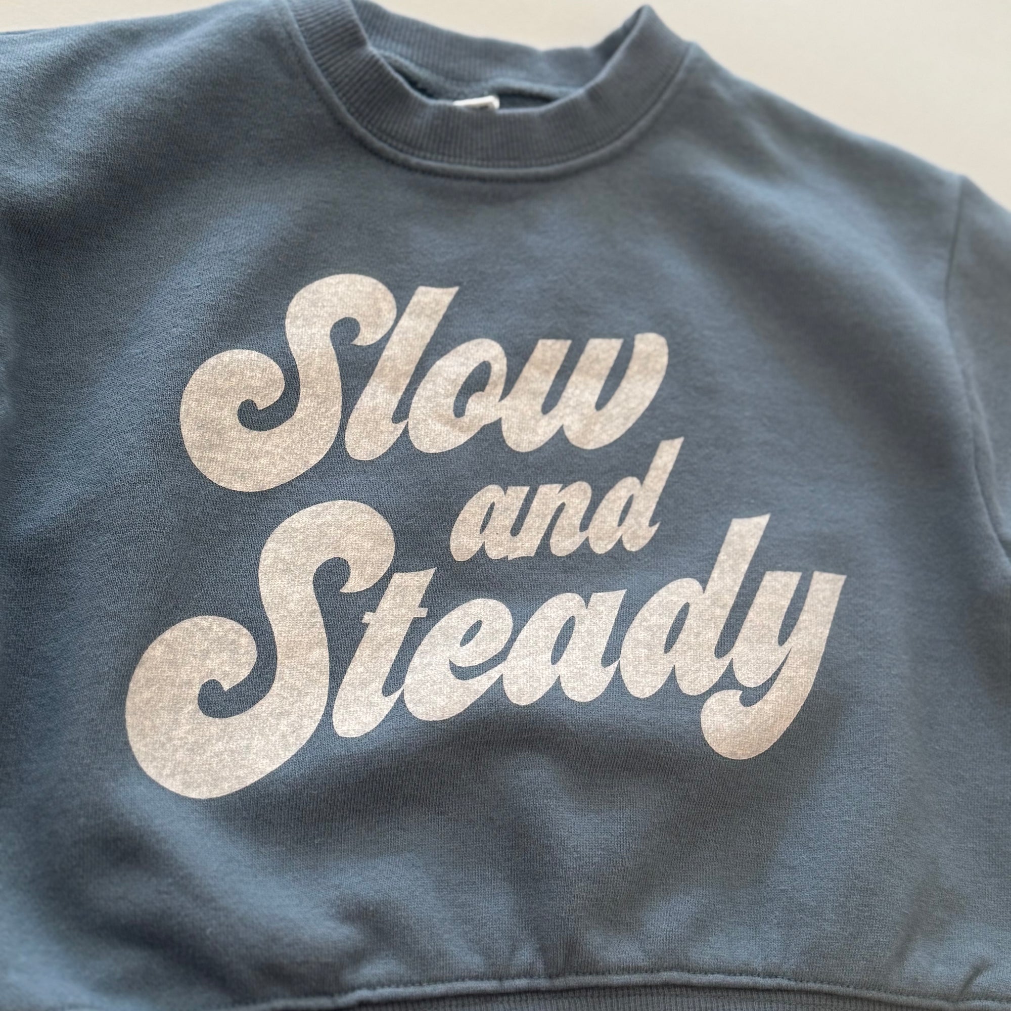 Slow & Steady Sweatshirt – Entspannter Look mit Message