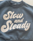 Slow & Steady Sweatshirt – Entspannter Look mit Message