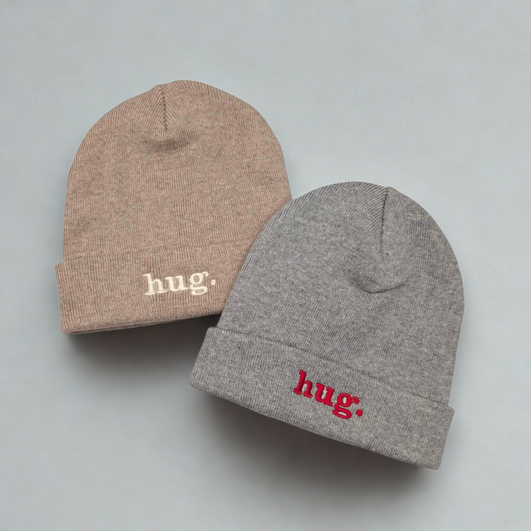 Hug Beanie – Feine Strickmütze mit Stickerei