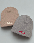 Hug Beanie – Feine Strickmütze mit Stickerei
