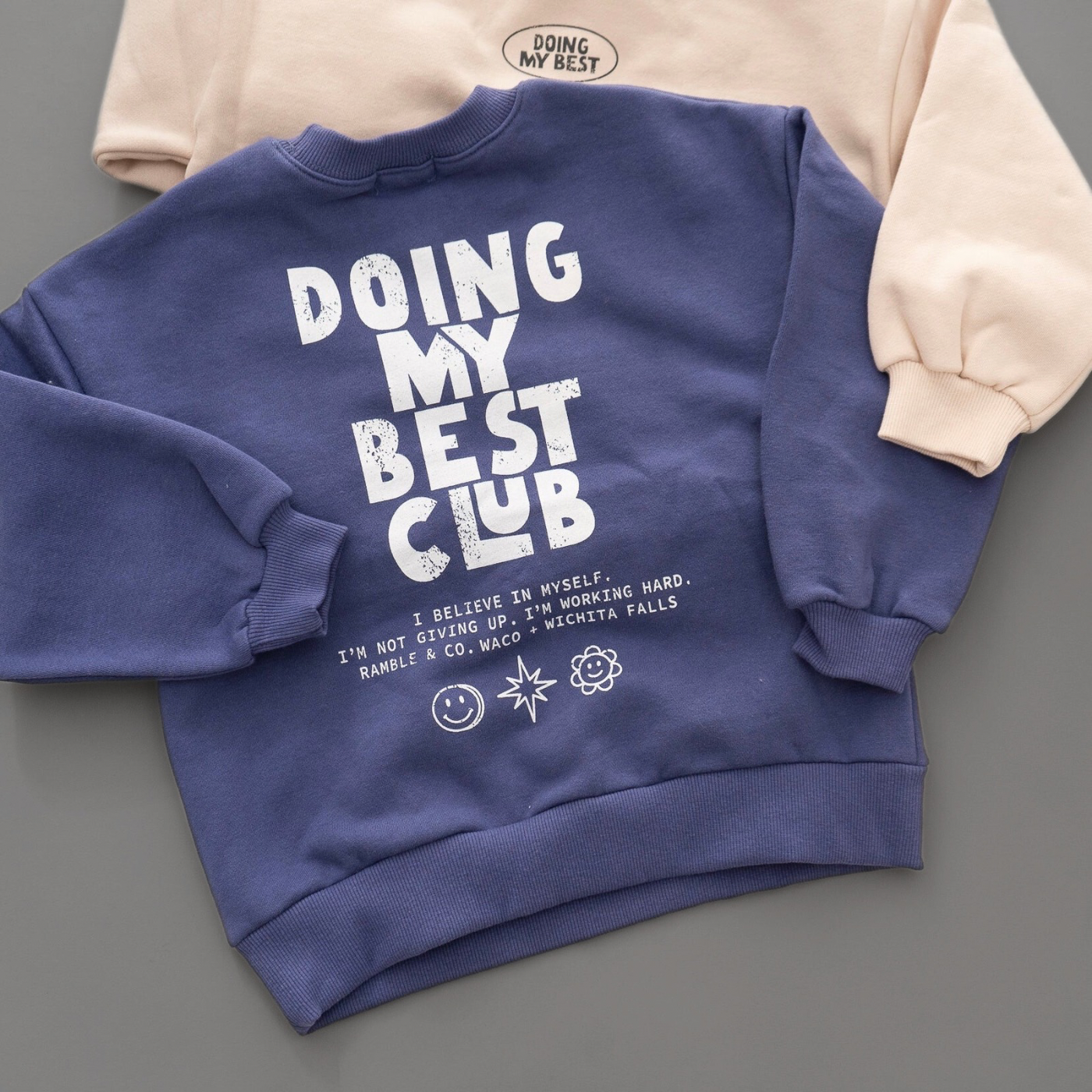 Doing My Best Club Sweatshirt – Lässiger Komfort mit Botschaft