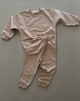 Beiges Sweat Set – Lockerer Pullover und Jogginghose mit elastischem Bund aus weicher Baumwolle.