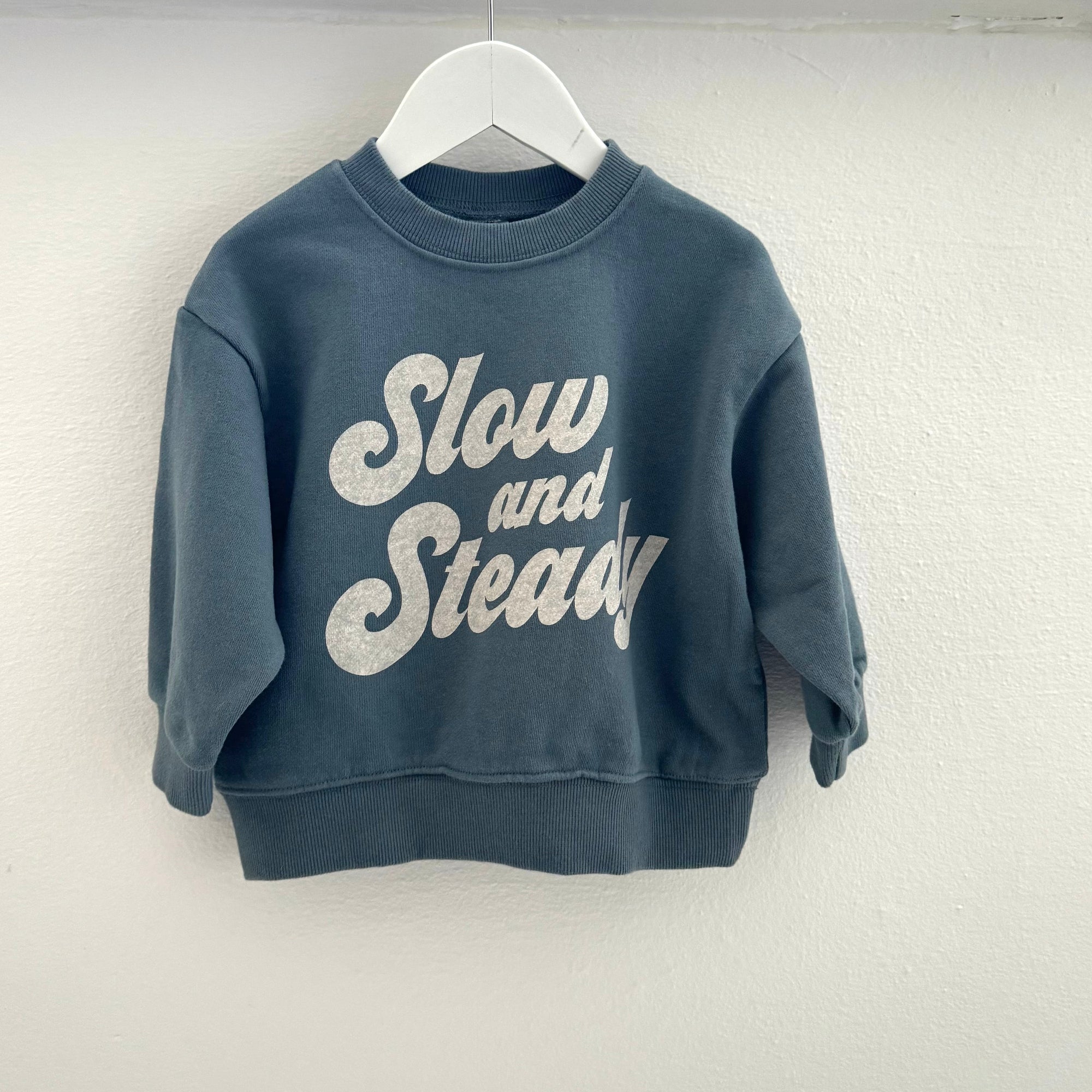 Slow & Steady Sweatshirt – Entspannter Look mit Message