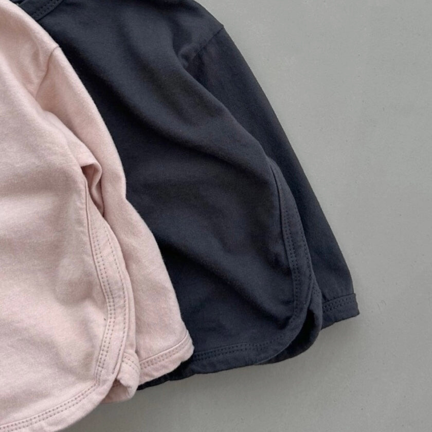 Nahaufnahme von dem Roséfarbenen und schwarzen Longsleeve