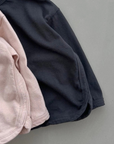 Nahaufnahme von dem Roséfarbenen und schwarzen Longsleeve