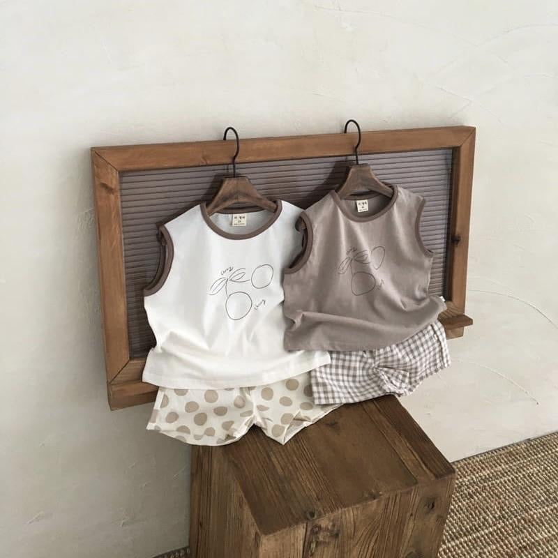 Cherry Tee – Verspieltes Tanktop mit süßem Kirschen-Print