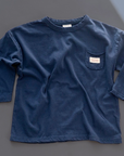 Dunkelblaues Longsleeve mit kleiner Tasche auf der Brust und Label Patch Detail