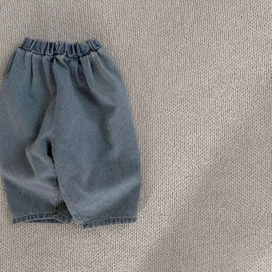 hellblauen Kinderjeans mit elastischem Bund und aufgesetzten Taschen