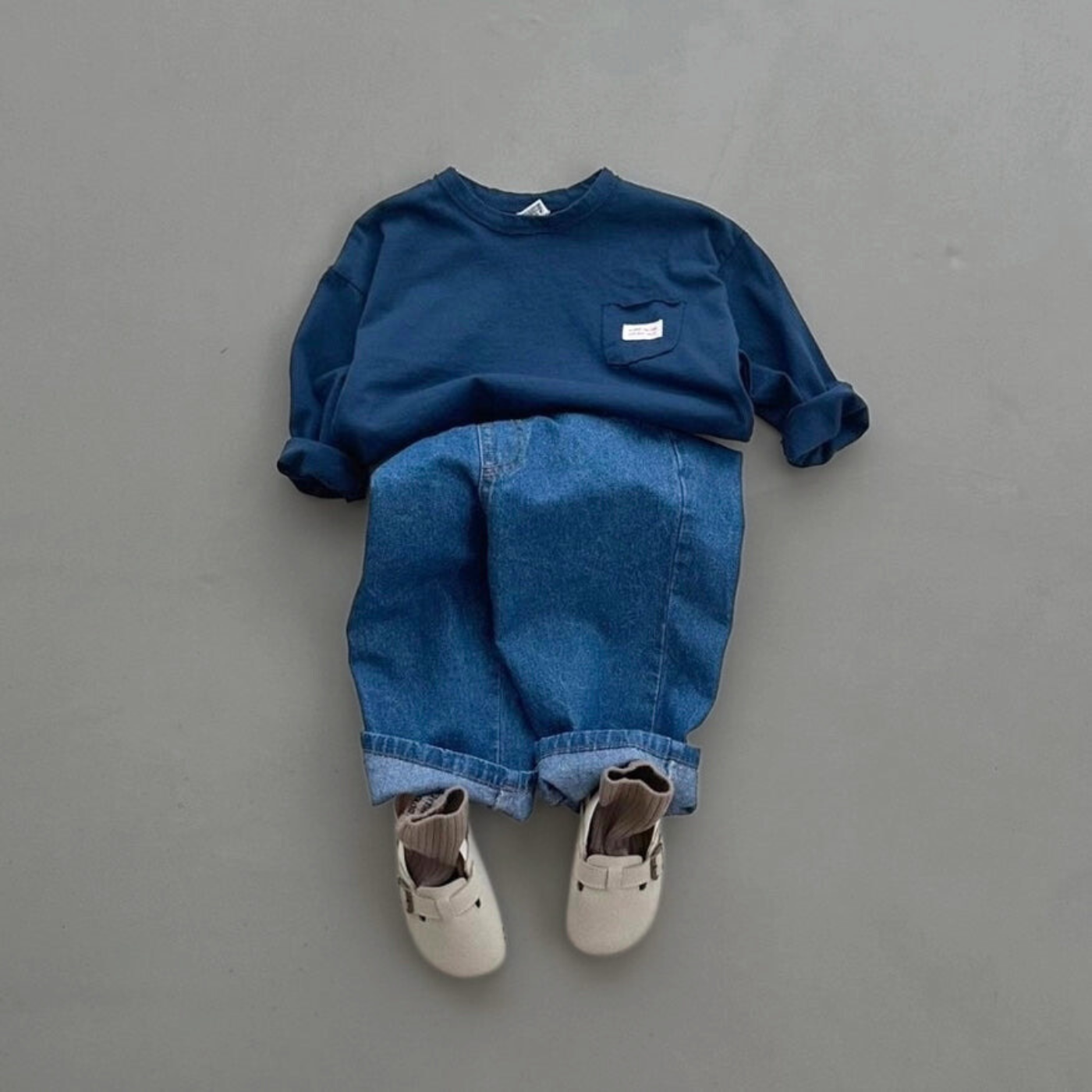 Dunkelblaues Longsleeve mit Jeans und passenden Schuhen