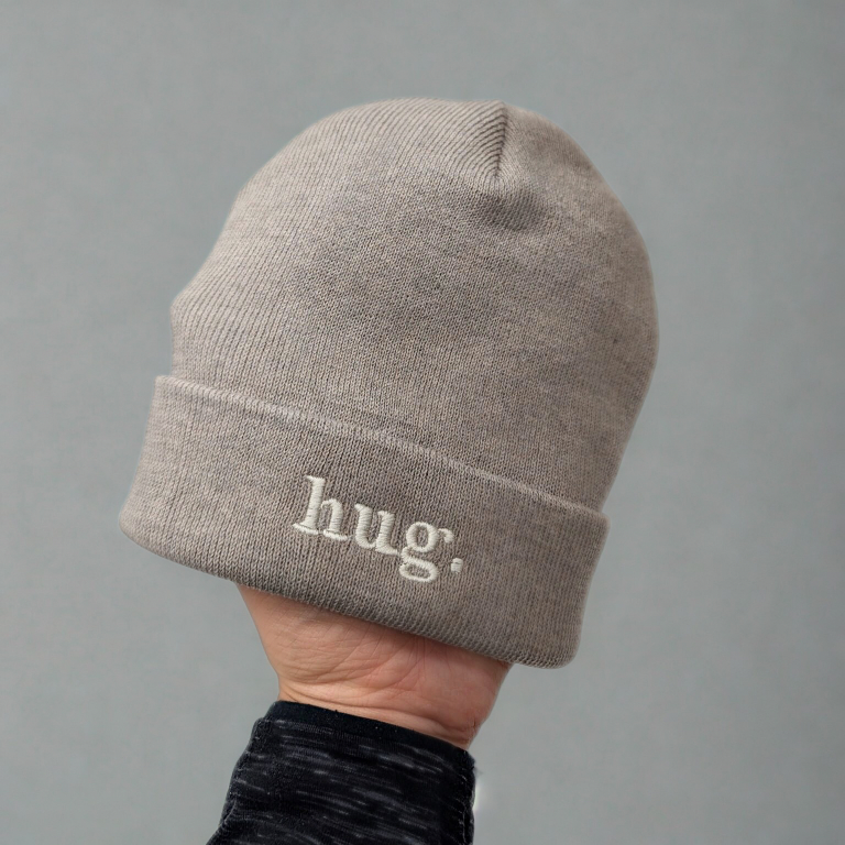 Hug Beanie – Feine Strickmütze mit Stickerei