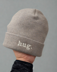 Hug Beanie – Feine Strickmütze mit Stickerei