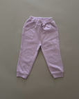 Lilac Jogginghose – Bequeme Hose mit elastischem Bund und Bündchen am Beinabschluss.