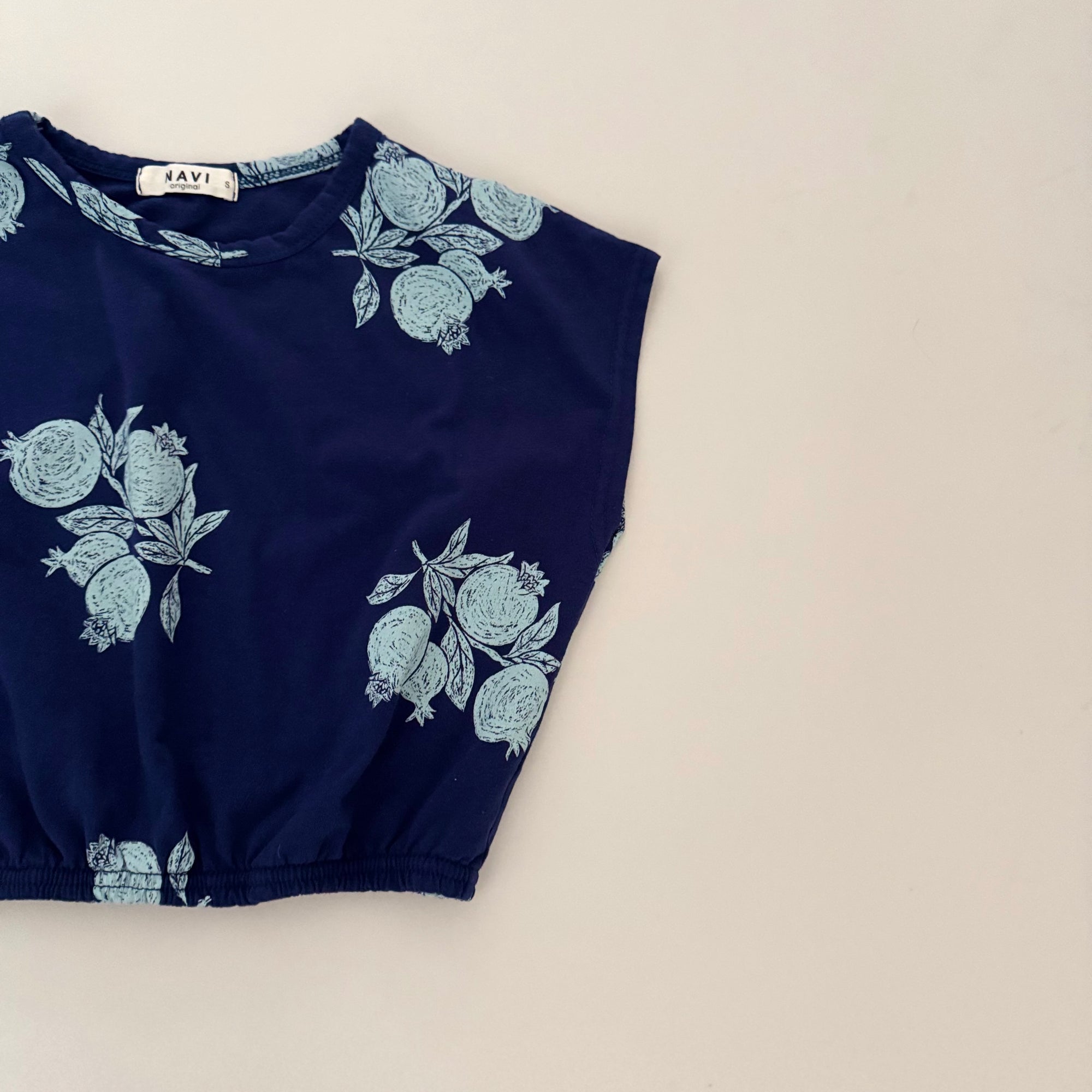 Pomegranate Tee – Loose-fitting T-shirt with floral print