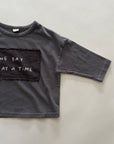 One Day Tee – Statement-Shirt mit cooler Botschaft