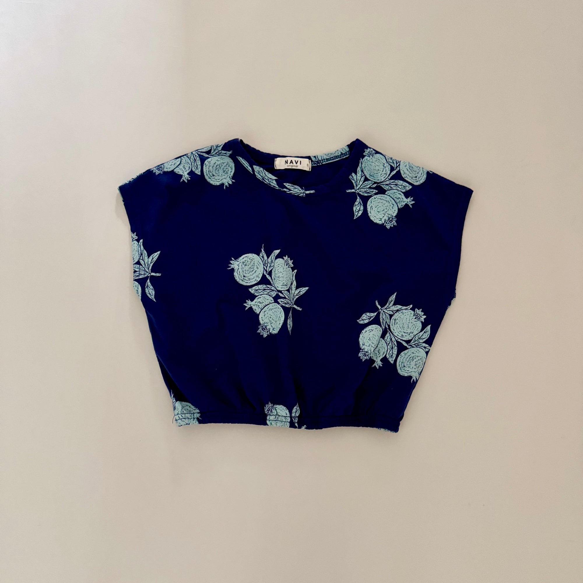 Pomegranate Tee – Loose-fitting T-shirt with floral print