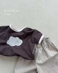 Cloudy Baby Tee – Weiches Print-Shirt für kleine Wolkenfans