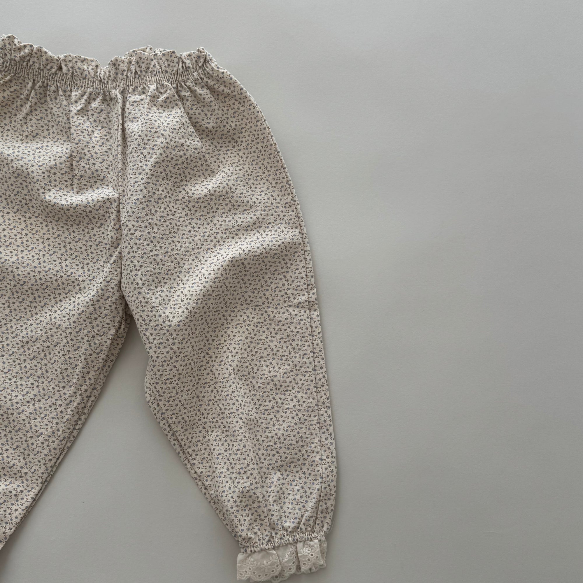 Molly Lace Pants – Verspielt, bequem & einzigartig