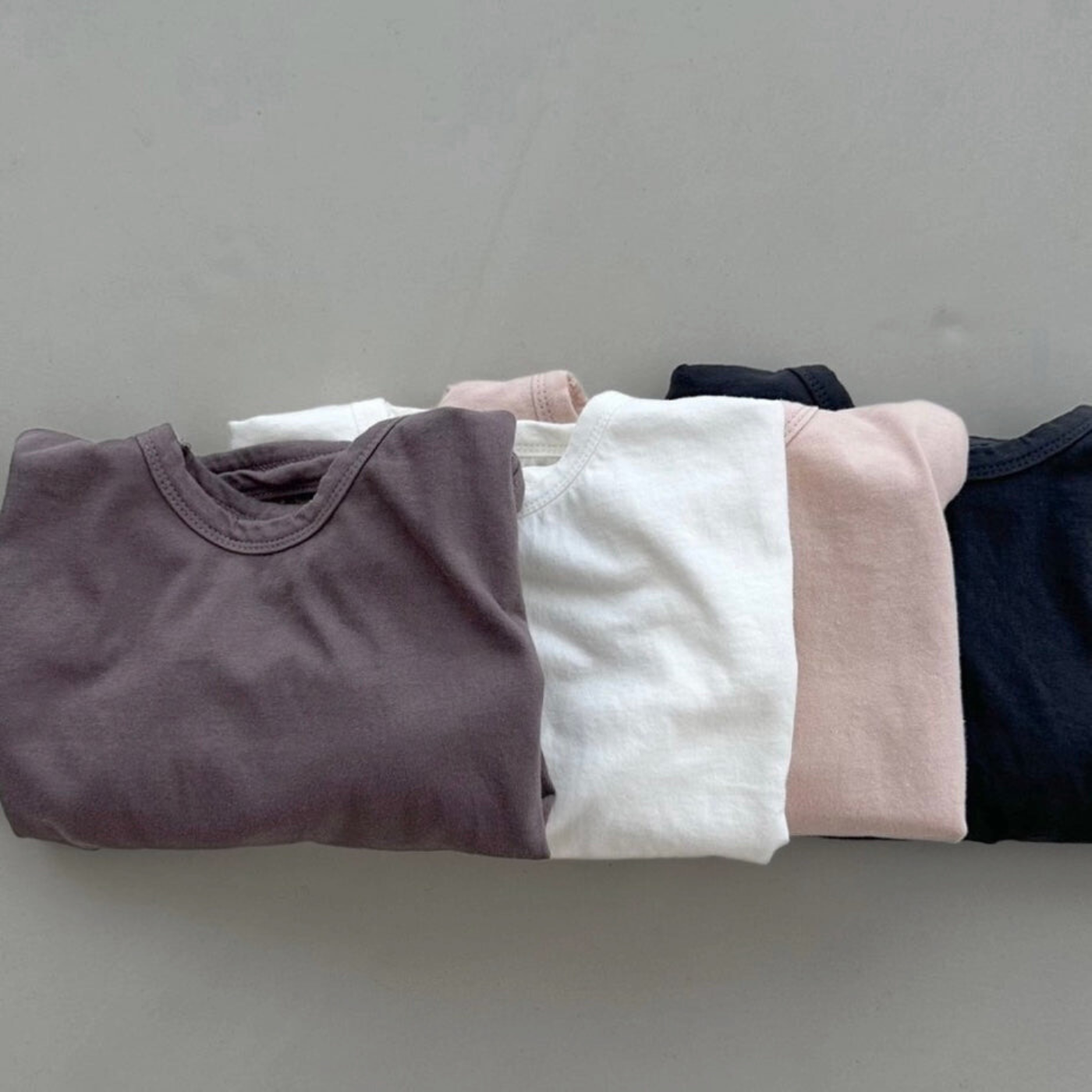 Alle vier Farben des Longsleeves zusammengelegt nebeneinander