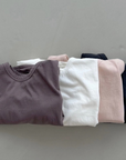 Alle vier Farben des Longsleeves zusammengelegt nebeneinander