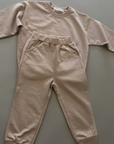 Beiges Sweat Set  – Pullover mit geradem Schnitt und Jogginghose mit elastischem Bund.