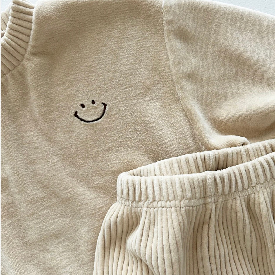 Veloure Smiley Sweater – Kuschelkomfort trifft lässigen Style