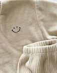Veloure Smiley Sweater – Kuschelkomfort trifft lässigen Style